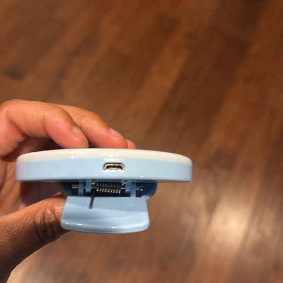 Blue Camo Selfie Light Clip - Micro USB plug needed to operate! - Picture 5 of 6